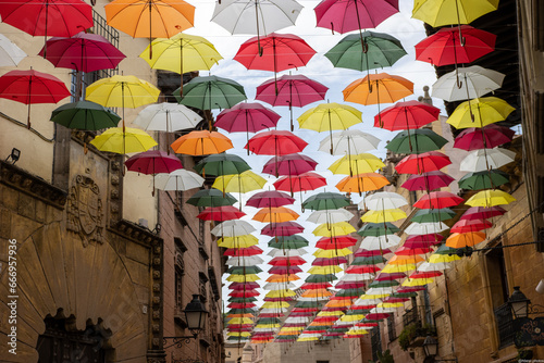 Paraguas de colores en el cielo de barcelona