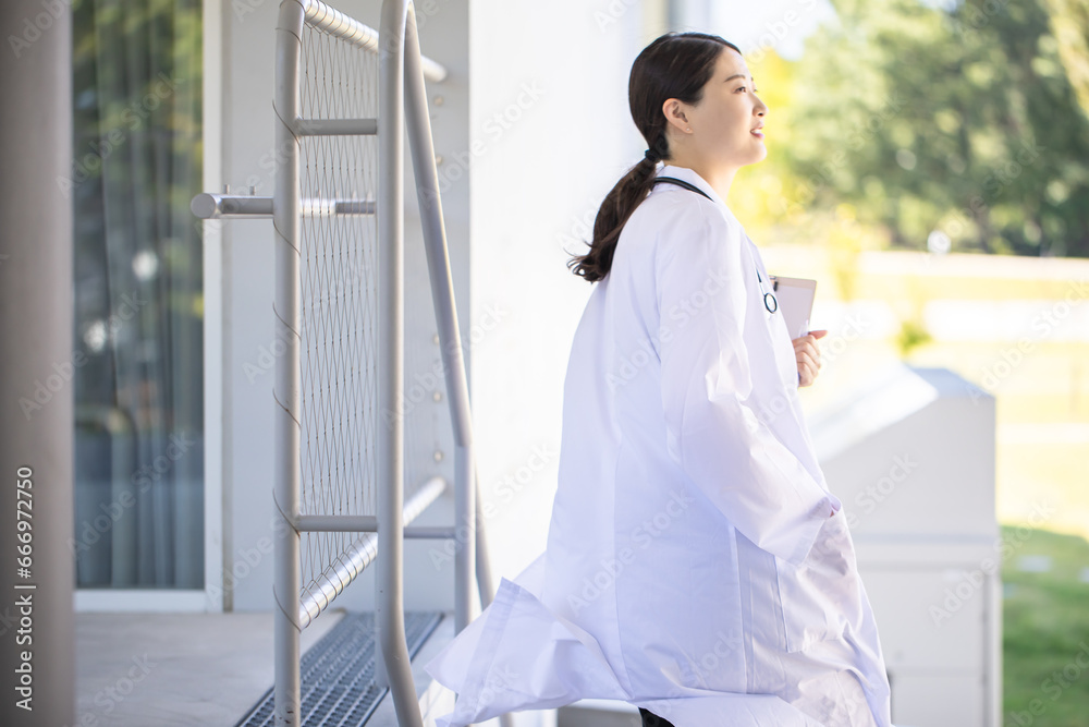 病院　白衣　女医　hospital　woman doctor 