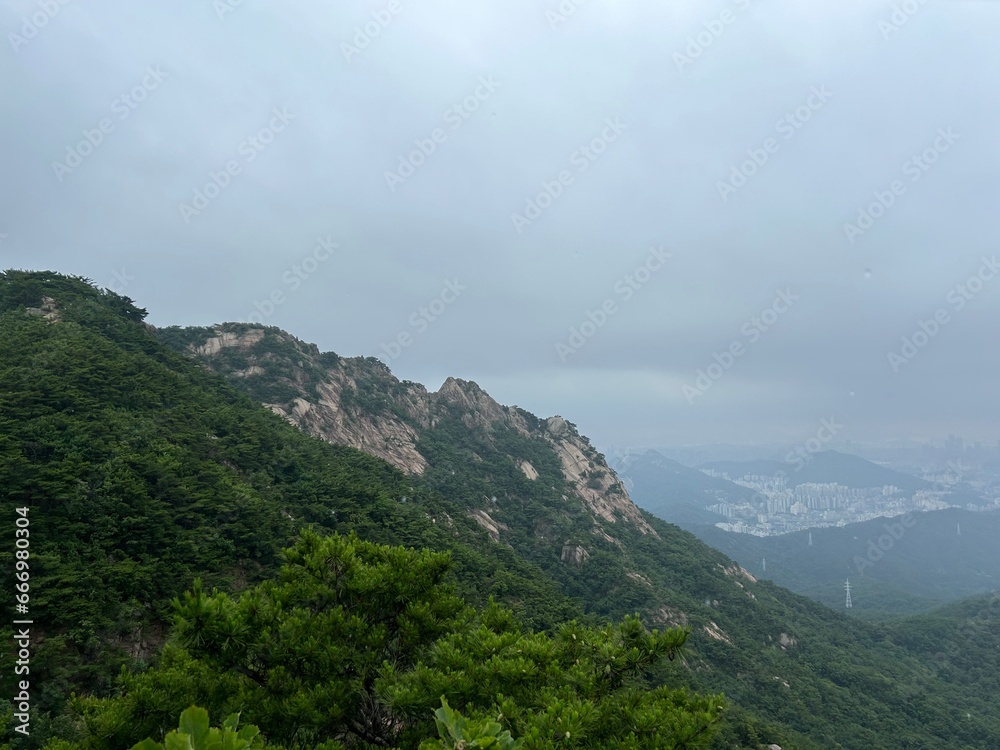 Obraz premium beautiful view of the blue sky and high mountain range
