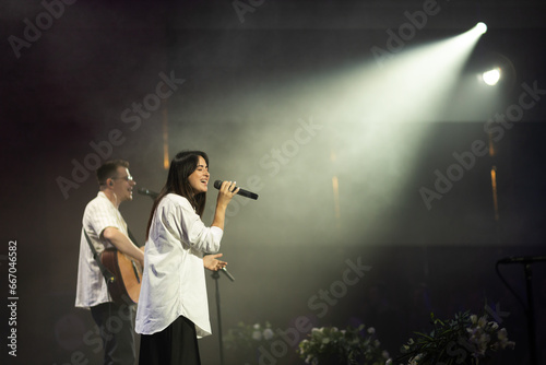 Fotografía A duet of singers is performing a song on stage
