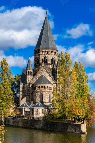 Fototapeta Naklejka Na Ścianę i Meble -  New temple or new protestant temple in metz on the moselle river