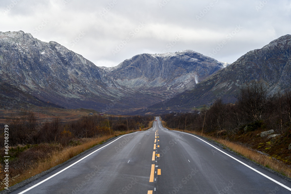 Road trip on the Norwegian highland - obrazy, fototapety, plakaty 