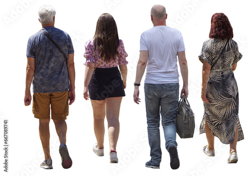 Groupe de quatre personnes vues de dos marchant en été, deux hommes et deux femmes, tenues légères estivales, ambiance décontractée