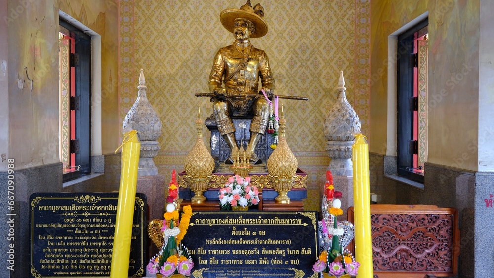 King Taksin the Great Statue in Shrine of King Taksin located at Tak Province.  - obrazy, fototapety, plakaty 