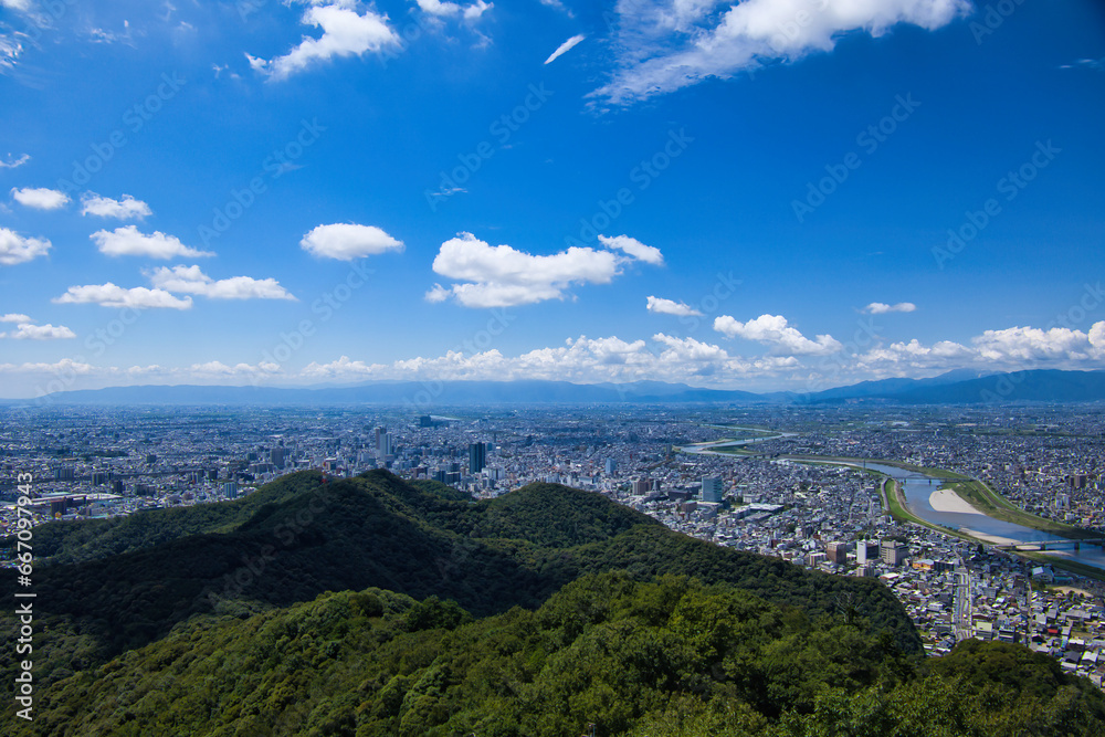 Obraz premium 晴れた日の金華山展望台から見た岐阜県岐阜市の都市景観