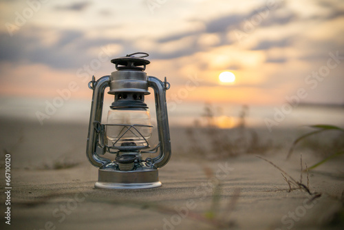 夕日とオイルランタン © 歌うカメラマン
