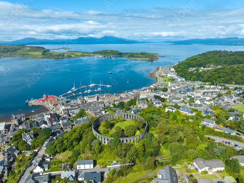 Quadro su tela Luftbild der Hafenstadt Oban mit dem McCaig's Tower