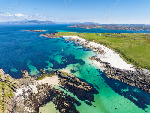 Luftbild vom Sandstrand Traigh An T-Suidhe auf der Nordseite der Insel Iona