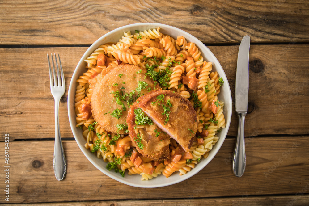 Jägerschnitzel nach DDR Rezept mit Jagdwurst paniert, Spirelli Fusilli ...