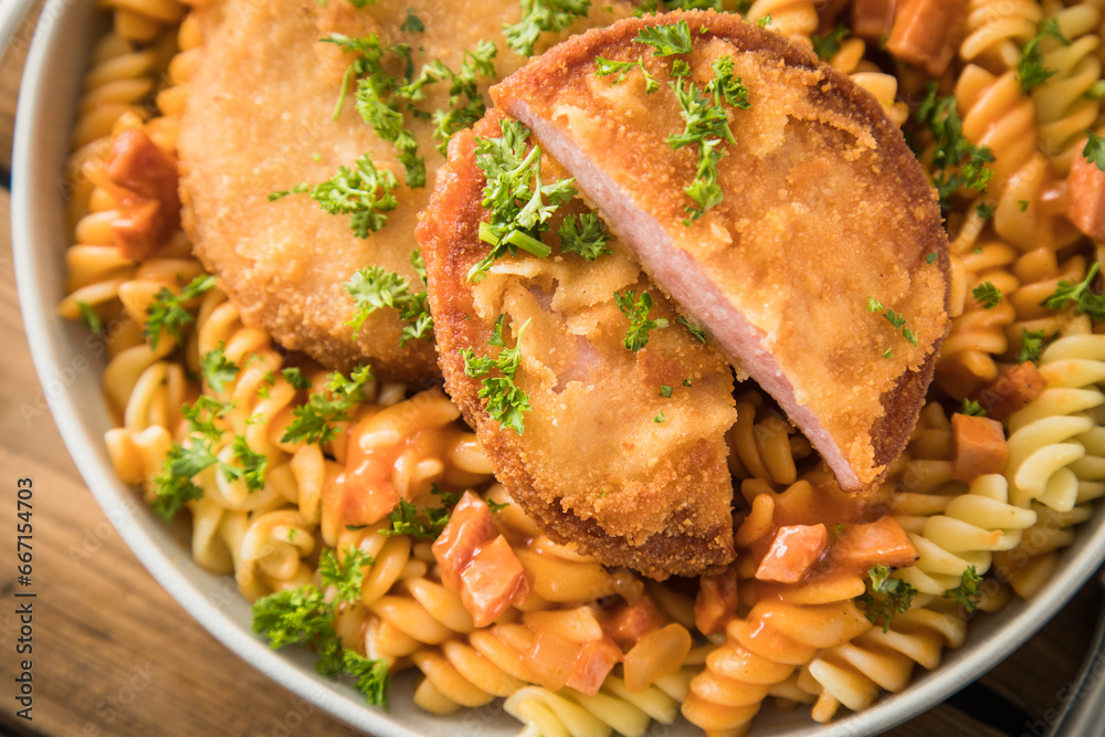 Jägerschnitzel nach DDR Rezept mit Jagdwurst paniert, Spirelli Fusilli ...