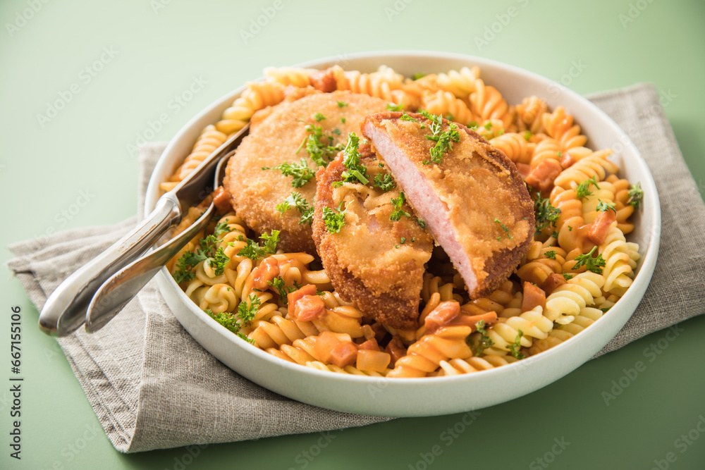 Jägerschnitzel nach DDR Rezept mit Jagdwurst paniert, Spirelli Fusilli ...