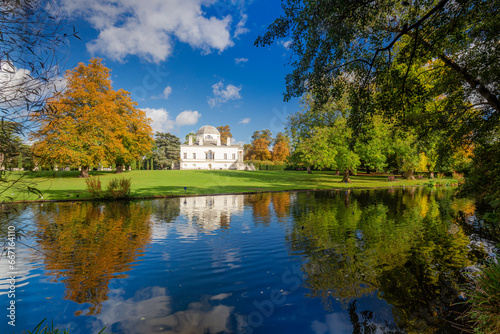 Fototapeta Naklejka Na Ścianę i Meble -  Chiswick House and gardens lake with swans - Chiswick, West London