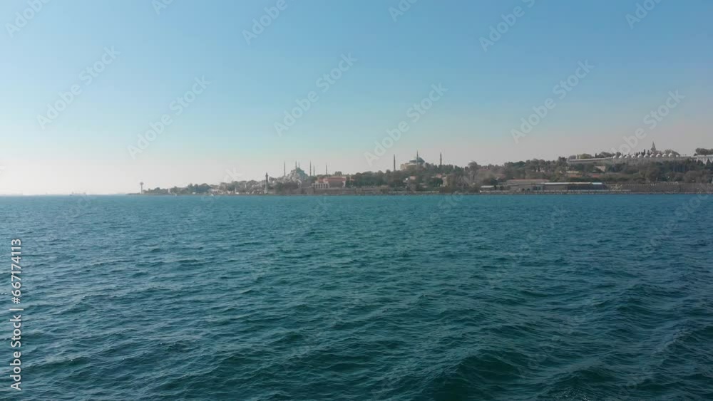 Istanbul Reise Tourismus mit dem Schiff, Boot, Fähre auf dem Bosporus in der Türkei mit Ausblick auf Altstadt, islamische Moscheen, Minarett, Hafen, Restaurants Hotels in 4k Istanbul Reise Tourismus mit dem Schiff, Boot, Fähre auf dem Bosporus in der Türkei mit Ausblick auf Altstadt, islamische Moscheen, Minarett, Hafen, Restaurants Hotels in 4k