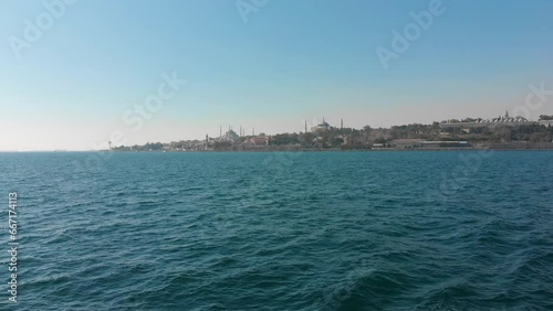 Istanbul Reise Tourismus mit dem Schiff, Boot, Fähre auf dem Bosporus in der Türkei mit Ausblick auf Altstadt, islamische Moscheen, Minarett, Hafen, Restaurants Hotels in 4k