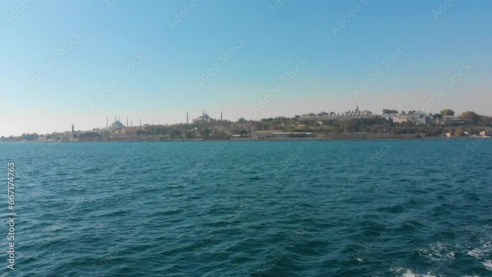 Istanbul Reise Tourismus mit dem Schiff, Boot, Fähre auf dem Bosporus in der Türkei mit Ausblick auf Altstadt, islamische Moscheen, Minarett, Hafen, Restaurants Hotels in 4k Istanbul Reise Tourismus mit dem Schiff, Boot, Fähre auf dem Bosporus in der Türkei mit Ausblick auf Altstadt, islamische Moscheen, Minarett, Hafen, Restaurants Hotels in 4k