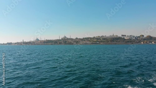 Istanbul Reise Tourismus mit dem Schiff, Boot, Fähre auf dem Bosporus in der Türkei mit Ausblick auf Altstadt, islamische Moscheen, Minarett, Hafen, Restaurants Hotels in 4k