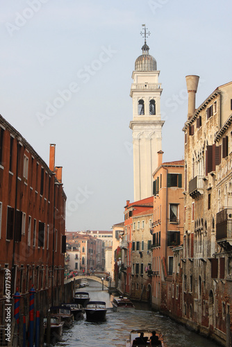Torre inclinada de la Iglesia San Giorgio dei Greci de fondo. Venecia, Italia. 