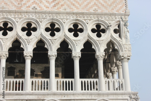 El palacio Ducal de Venecia en la plaza de San Marcos, Italia.  photo