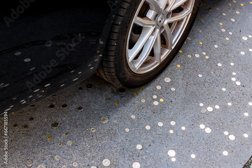 Wallpaper Mural Pièces de monnaie dans le bitume Torontodigital.ca