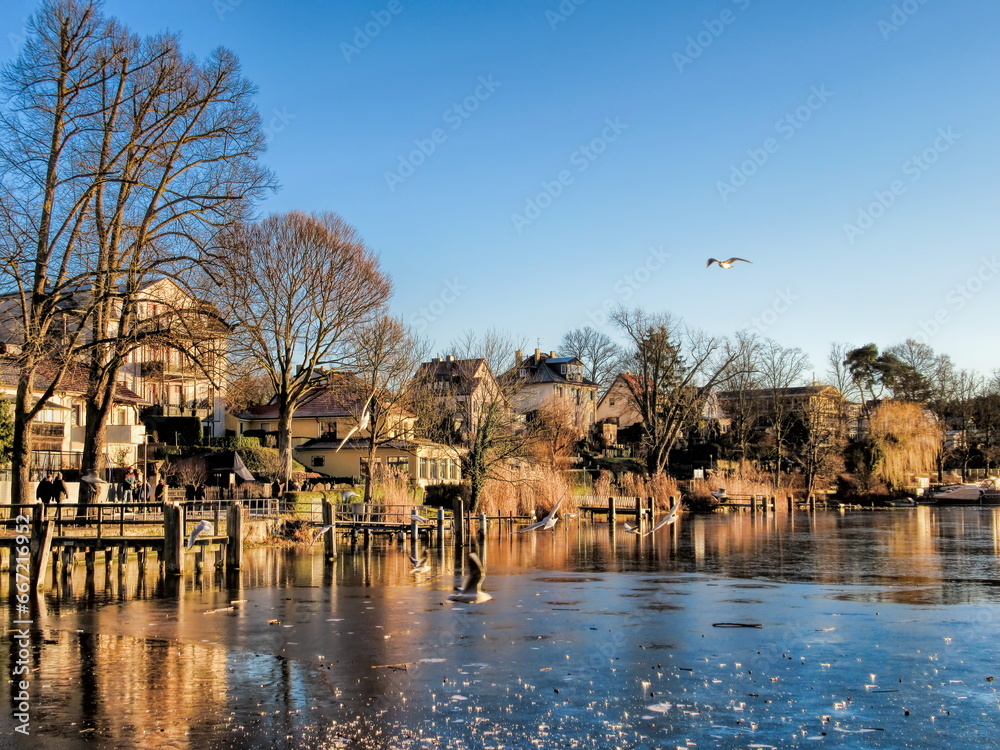 Fototapeta premium woltersdorf, deutschland - uferpromenade in der wintersonne