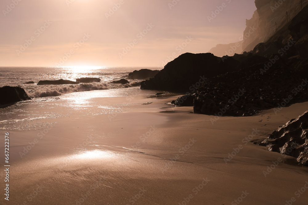 Obraz premium Waves on the Atlantic Ocean during sunset