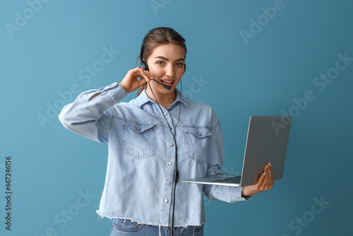 Female technical support ag...