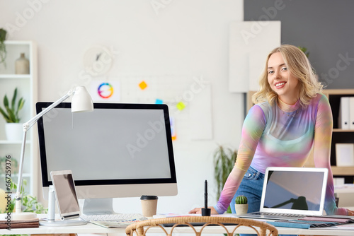 Female interior designer wo...