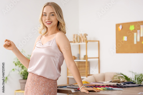 Female interior designer wo...
