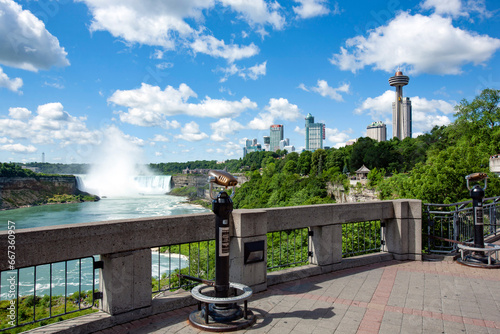 Billede på lærred Niagara Falls Ontario with hotels and observation point