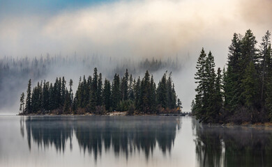 Keuken achterwand Mistig bos Pyramid Island in Jasper National Park  © Harry Collins
