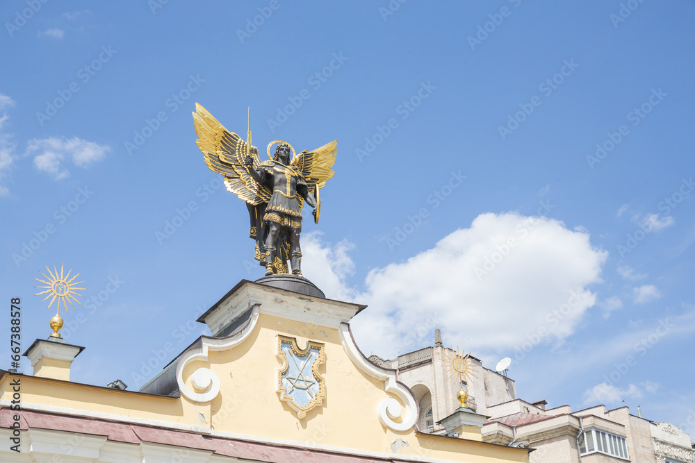Obraz premium a historical statue of man with wings on the gate of maidan square in capital kyiv