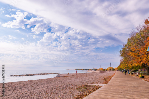 Photography the wooden boardwalk along toronto's kew beach in the beaches neighbourhood in f