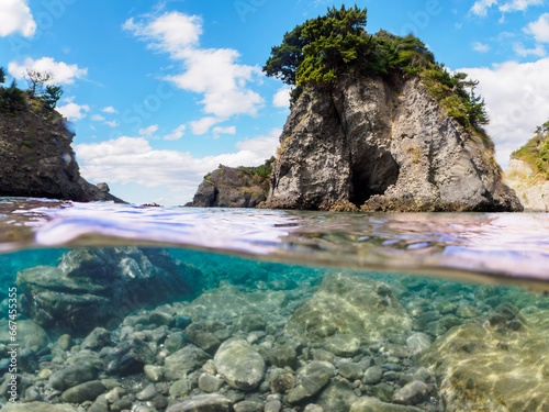                                                                                                                                                          2023   10   22                    A half-water shot of the beautiful Hirizo beach ocean and reefs.  HIRIZO Beach  Nakagi  South IZU  Kamo-gun  Izu Peninsula  Shizu