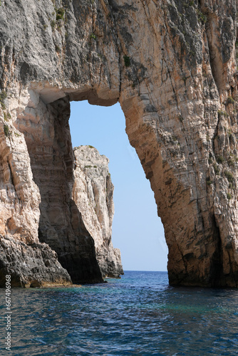 Blick durch ein Felsenfenster auf das Mittelmeer bei der Insel Zakynthos