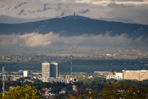Blick   ber Mainz zum Gro  en Feldberg im Taunus  Oktober 2023 