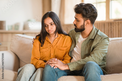 Obraz na plátne Young Hindu couple having a serious conversation at home