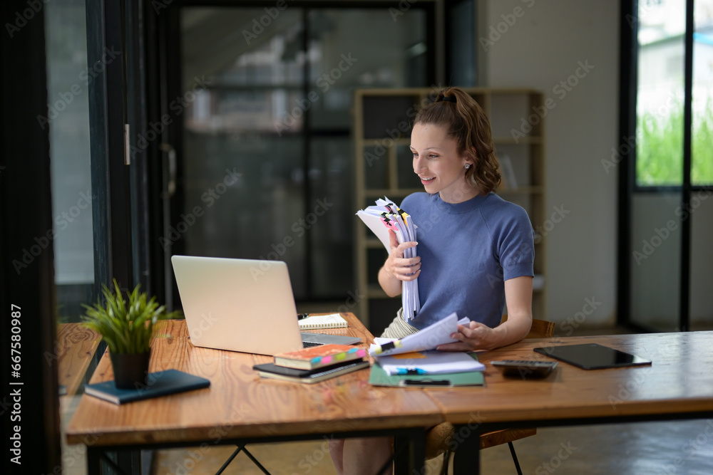 Businesswoman working hard happily The meeting to discuss plans went well. Consider plans and brainstorm to analyze the situation.