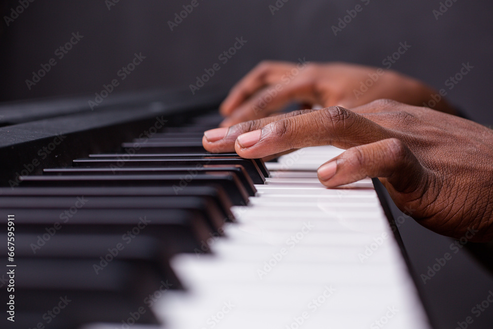 Obraz premium hands of a person playing the piano