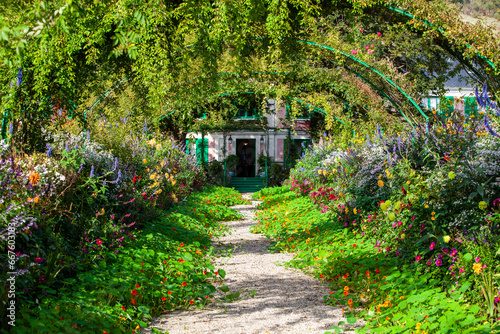 Allée principale du jardin de Claude Monet à Giverny, Eure, Normandie, France photo