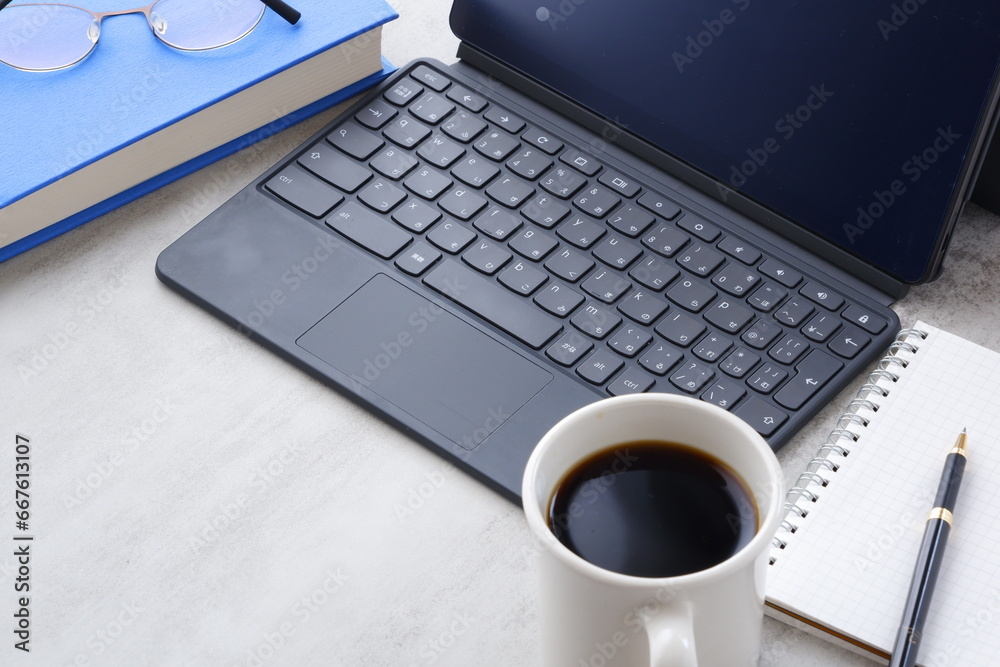 コーヒーを飲みながら、キーボードを接続したタブレット端末で、デスクワークをするイメージ
コーヒーを飲みながら、キーボードを接続したタブレット端末で、デスクワークをするイメージ