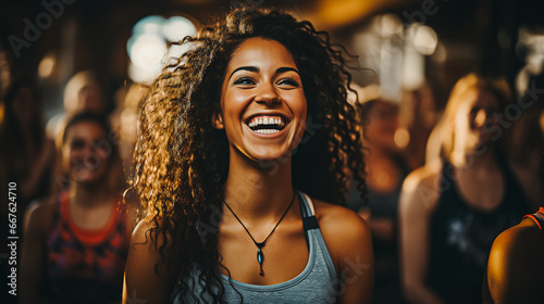 Jeune femme souriante en train de suivre un cours de fitness © Concept Photo Studio