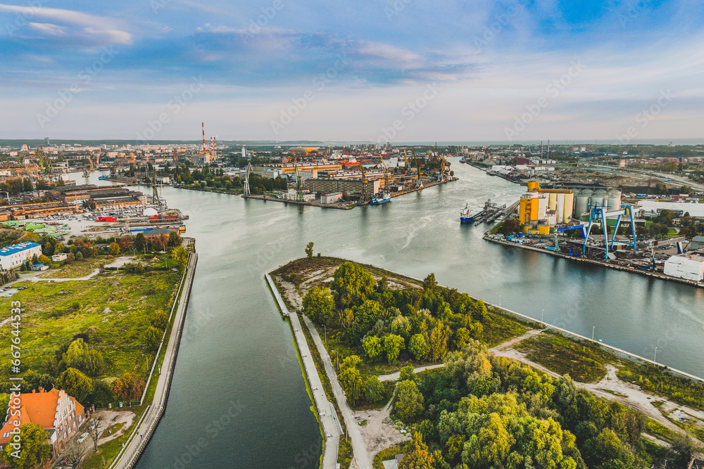 Polski Hak in Gdańsk. Crossing waters. Vistula, Motława and the Kashubian Canal.