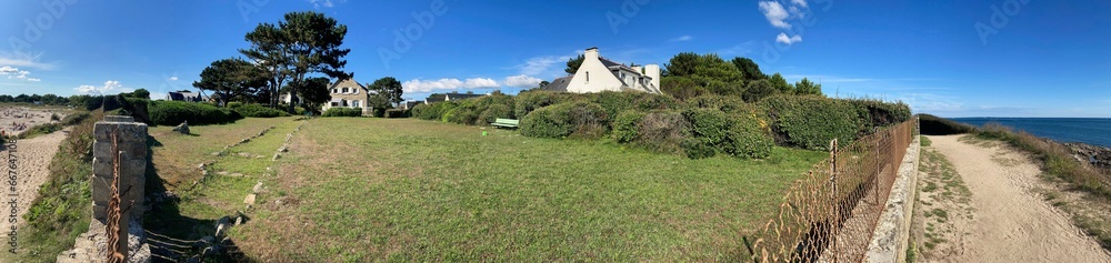 tout au long de la plage de Kermor et sur le sentier à Combrit-Sainte-Marine Bretagne Finistère France	