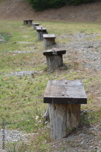 Panchine di legno sul laghetto