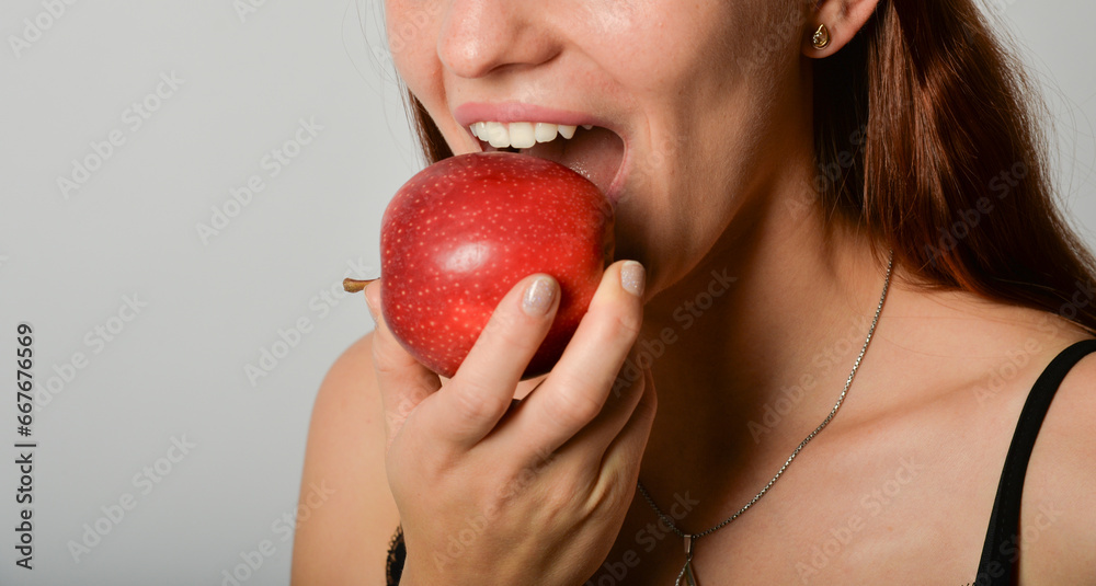 Apfel abbeißen closeup frau jung dynamisch nur mund unerkannt close-up abbeissen zahn zähne gebiss - obrazy, fototapety, plakaty 