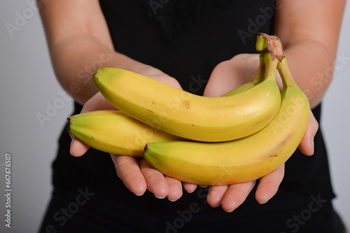 hand hält und präsentierunerkannt banane bananen staude gelb frisch lecker obst gesund diät ernährung
