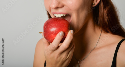 Apfel abbeißen closeup frau jung dynamisch nur mund unerkannt close-up abbeissen zahn zähne gebiss photo