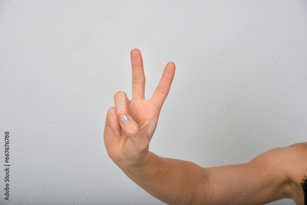 Foto de frau hand mann unerlannt zeigt mit der hand handzeichen zeigen ...