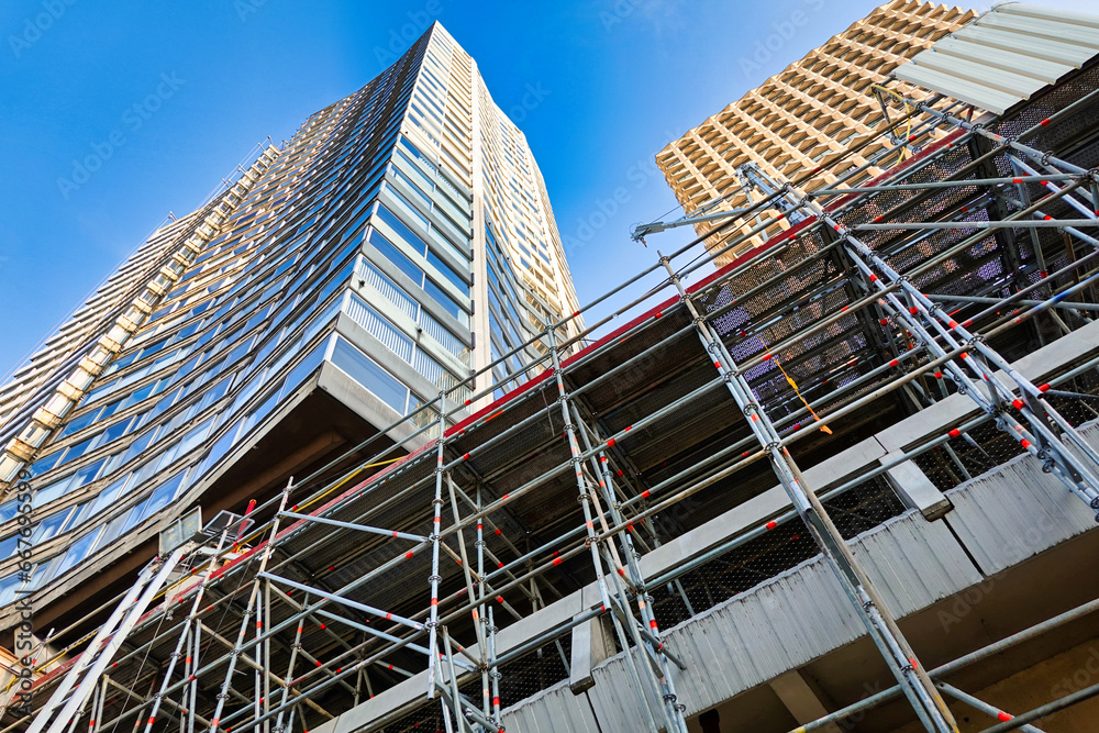 Des échafaudages sur un chantier d'immeubles en construction Des échafaudages sur un chantier d'immeubles en construction