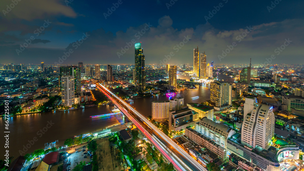 Obraz premium Evening view with business buildings along the river at Bangkok, Thailand